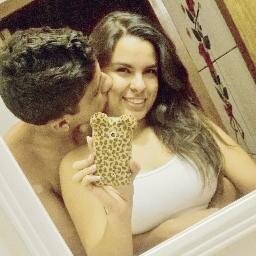 Que o amor seja um motivo e não uma desculpa. Que seja um encontro e nunca uma fuga. Que seja a cura e jamais o que faz doer.