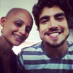 Não sou completa.Completa lembra realizada.Realizada é acabada.Acabada é o q n se renova a cd instante da vida e do mundo.Eu vivo me completando.Ainda falta...