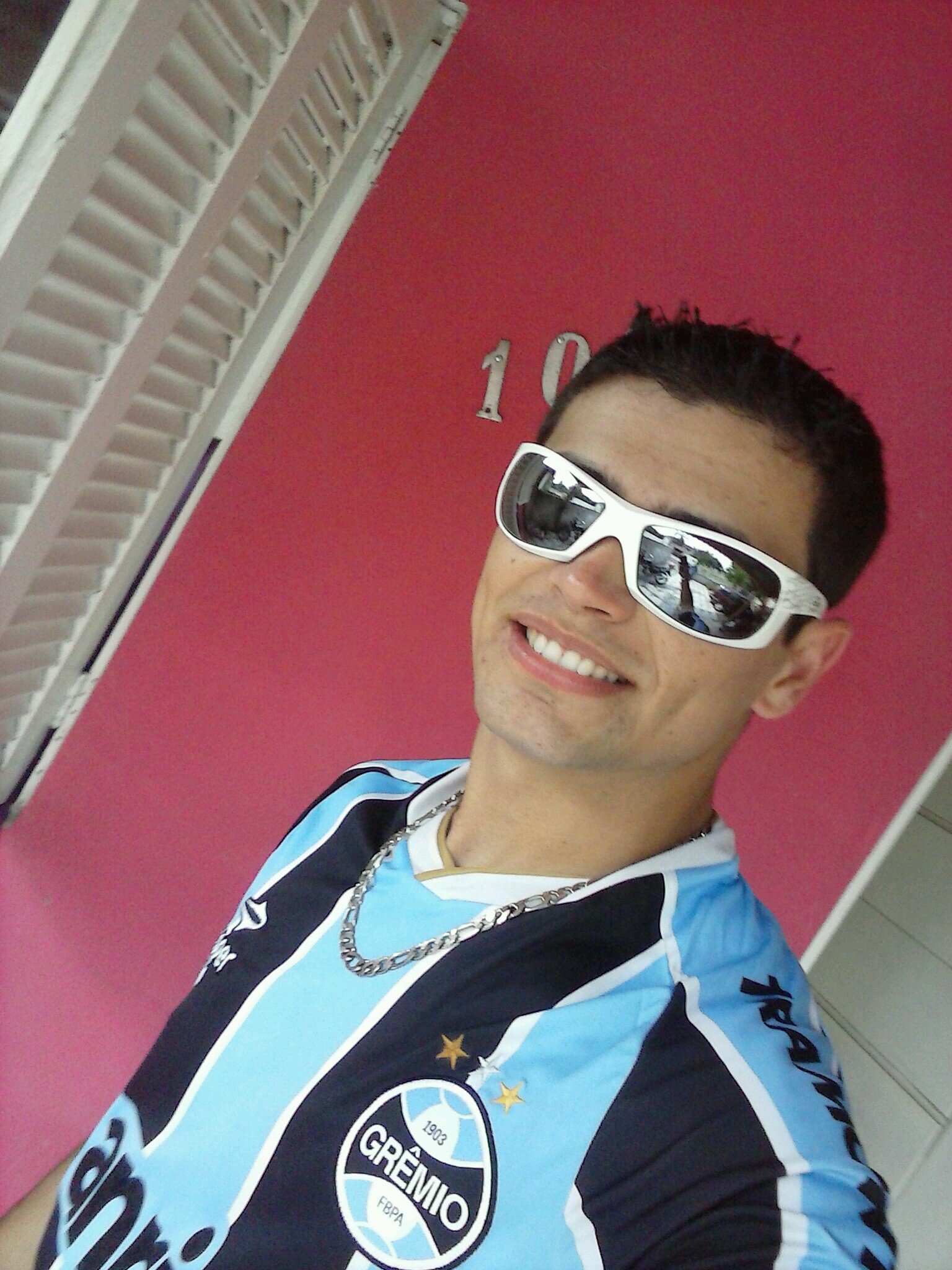 ``Pra que levar a vida tao a sério, se o mundo e nossa vida é uma alucinante aventura da onde  jamais sairemos vivos... ``