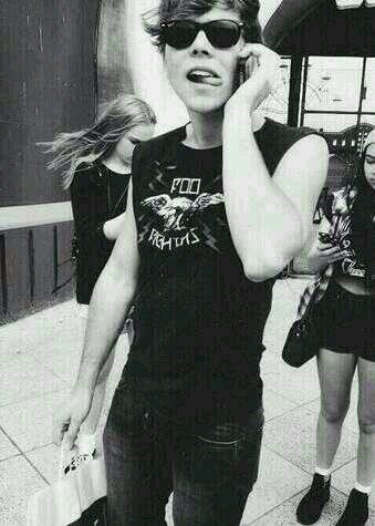 follow for a follow;) i love you @Ashton5SOS