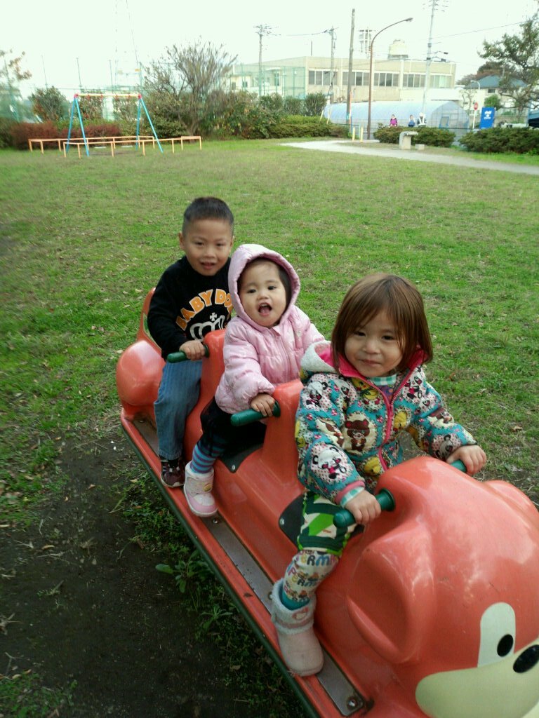 4才魁くん(かい)、3才魅珠ちゃん(みじゅ)、1才魅美ちゃん(みやび)のパパやってまーす(^-^)　　シングルファザーで頑張ってまーす♪(´ε｀ )
