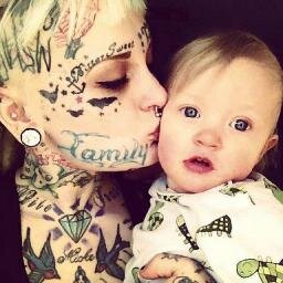 Para pessoas que curtem tatuagens e piercings.