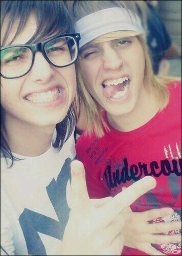 tinha que ser Fã dos viadinhos  coloridos  @Rockrestart ♥  since: 06/08/2012