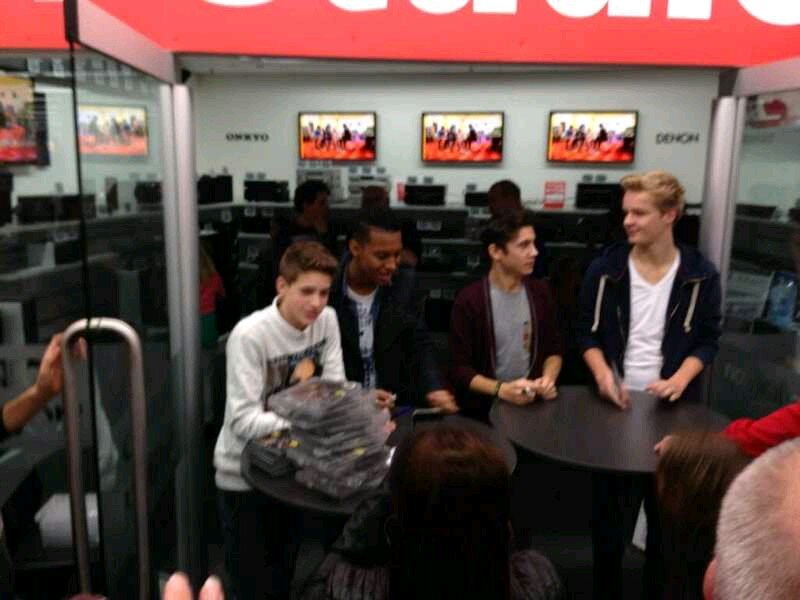 Ik ben een mainiac volg me ook op me eigen account: @LonnekeKeijzers
en @tiffkeijzers 1 tweet van Mainstreet
3 tweets van Daan