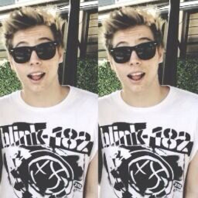 ❄Please follow @ashtonirwinwow bc she'll follow back yay❄
