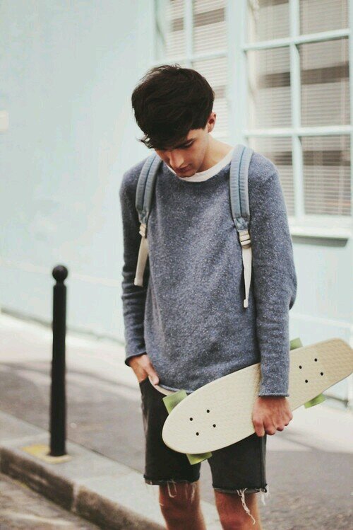 DJ, longboarder, taken by @__merelxo, beheerder van @CertifiedHotti en voetballer bij Ajax Jeugd