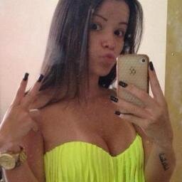 Tenho 20 aninhos, adoro malhar, me amarro em moda, e curto a Louboutin, Já fui a disney, amo musicas internacionais #DivaDemi... Em busca de um amor verdadeiro