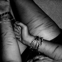 Mente suicida. Atrapada por mi misma. Deje de buscar personas y empeze a buscar cuchillas..