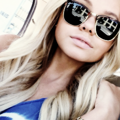 15 años. Hermana pequeña de Cody Simpson. Modelo, gran fotógrafa y cantante en proceso. A punto de sacar mi segundo single. Amante del surf y la playa.