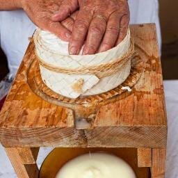 El queso majorero es uno de los principales valuartes de la Gastronomía majorera, poner en valor todos sus atributos como producto es la misión de esta perfil.