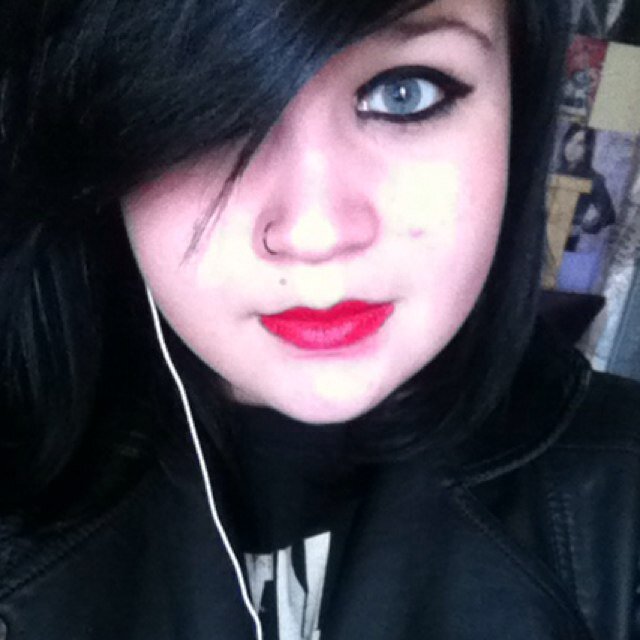 My names katy/14/bi/TAKEN BY CALLUM i love rock music and i also only talk about rock bands if you cant hang then theres the door baby :p