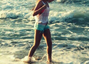 Got my hair up real big beauty Queen style, high heels off, im feelin alive 