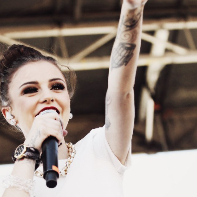 Este es un follow gratis, con la condicion de que me sigas en @onediftdemi doy fback, solo pidelo (:
