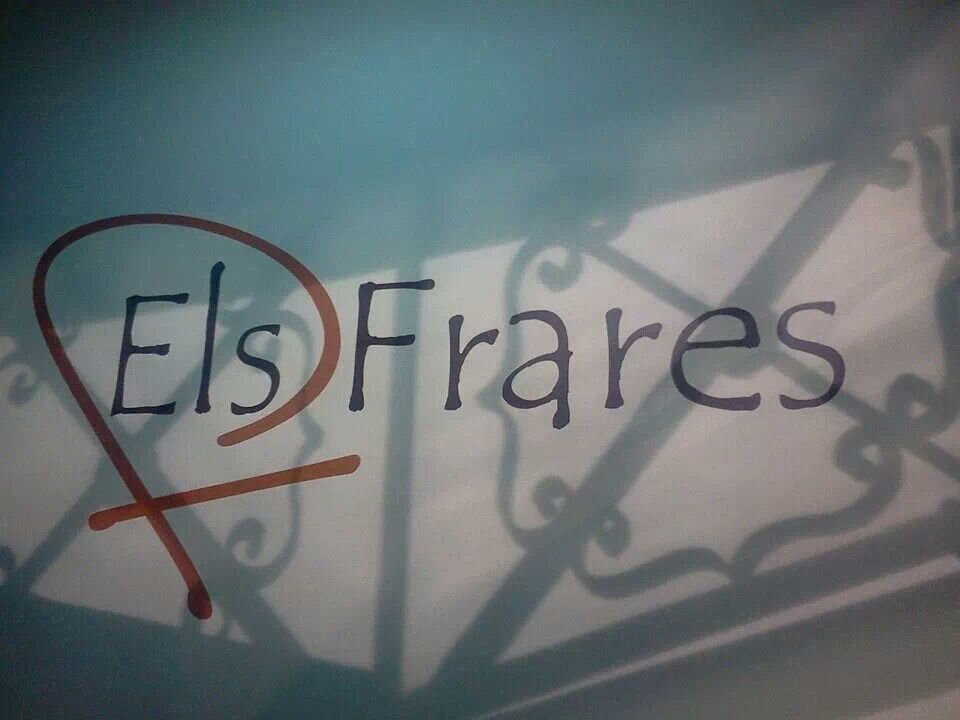 Bar de copes al carrer Sant Vicent 33 de Borriana.Totes les vesprades canyes,vi i pintxos i caps de setmana a partir de les 23 hores,cubates i bona música