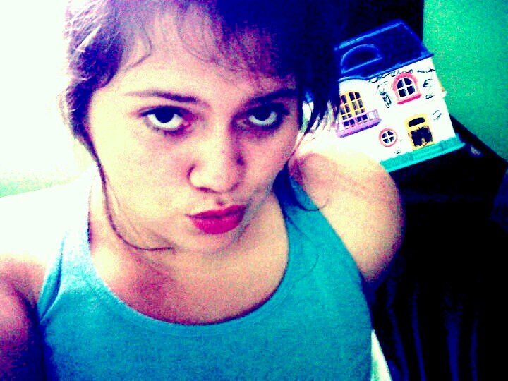 A veces risueña, divertida, amigable, celosa (muy), enojona y loca..♥