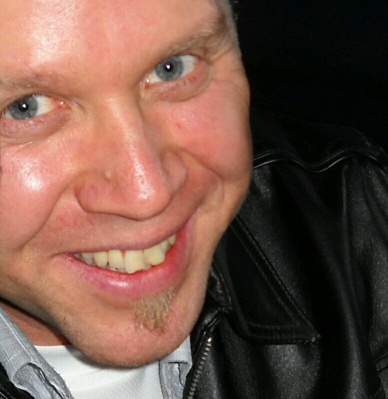 Skriver aldrig eller sällan något själv men retweetar emellanåt. Aktiv med gillaknappen på sånt som fått mig le eller tänka