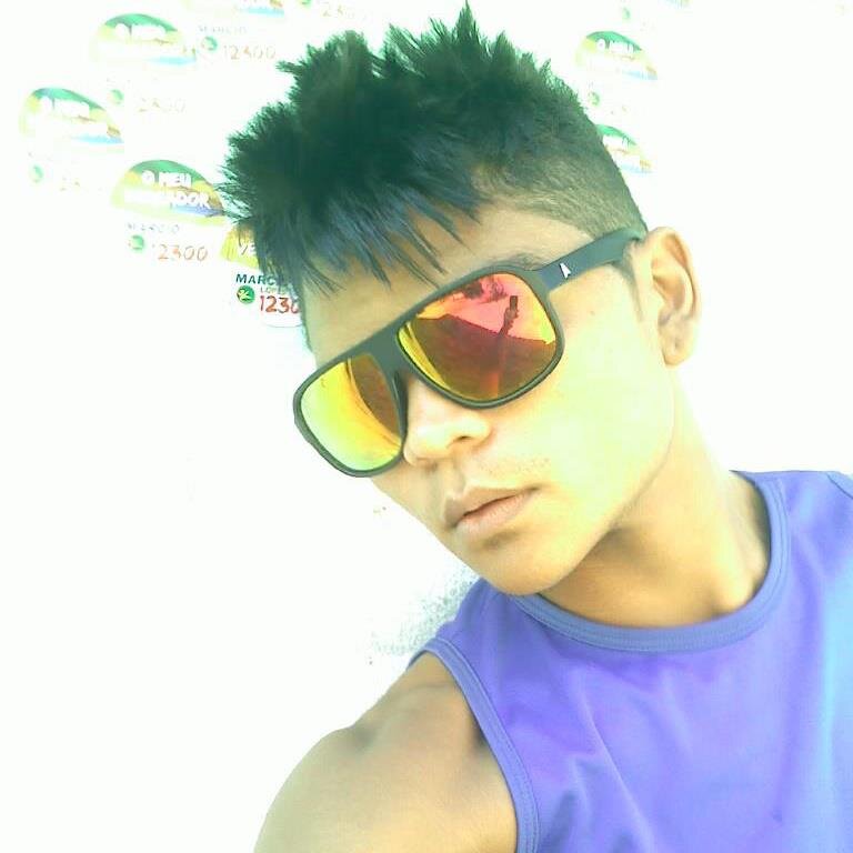 --'Deus Nós Da Todo Dia Uma Nova Oportunidade De Ser Feliz 
 Princepe'm a fairy tale waiting for someone to live a happy ending or just living :)