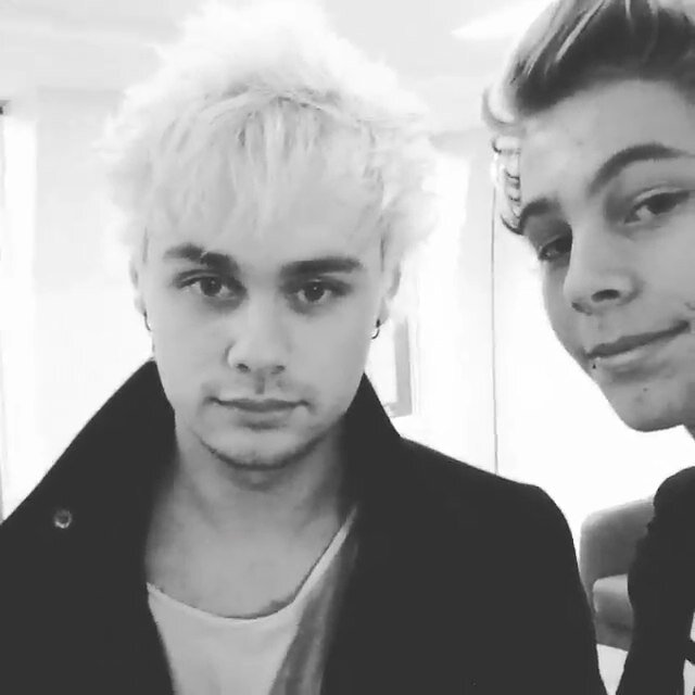 IF YOU READ THIS PLEASE FOLLOW @cliffchords SHE HAS 3/4 5SOS + BAND AND WILL DM IF ASKED :)