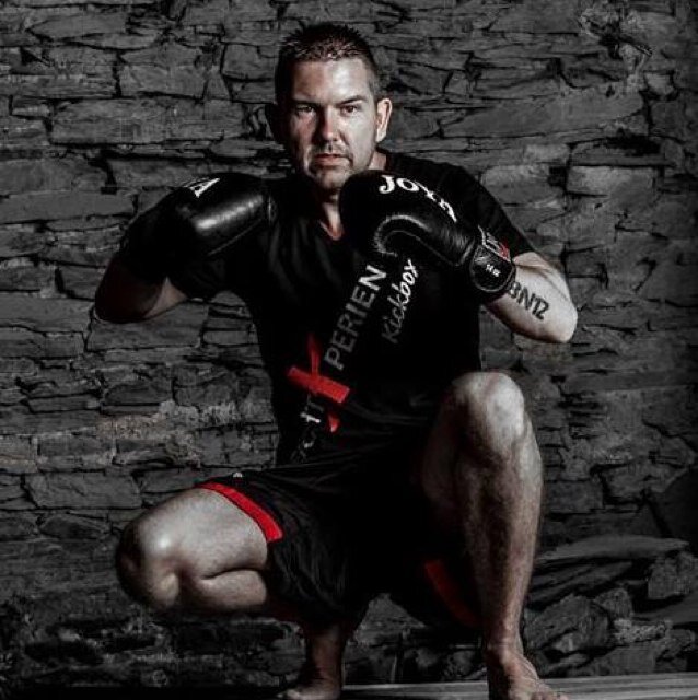FightXperience combineert zware conditie oefeningen met de techniek van kickboksen en verbetert hierdoor eigenschappen bij mensen in de leeftijd van 7-50 jaar.
