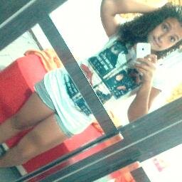 Sou uma menina fraca, me corto todos os dias, sofro por um amor, amo e não sou correspondida. :/    Sigo todos de volta   ;3
