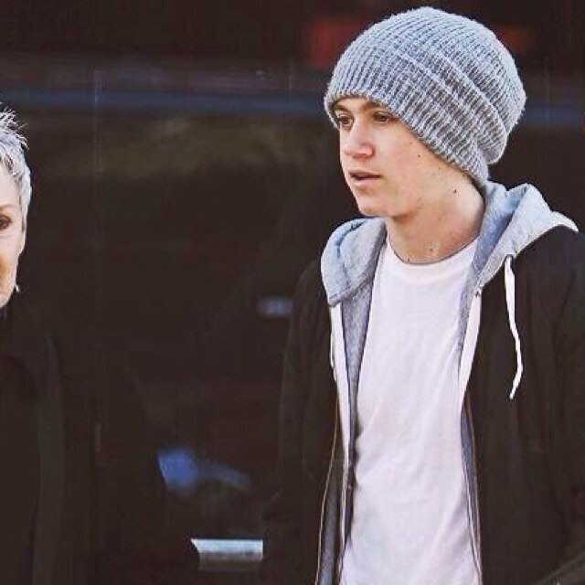 Since you got a free follow from me, can you go follow @craicalouis please? ♡ thank you ♡