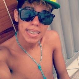 ' me segui q eu ti sigo , me beija q eu te beijo , rsrs .  ;*
