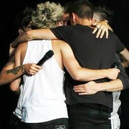 Twitter de la página oficial de One Direction One Direction Make Us Smile, visitanos en Facebook.