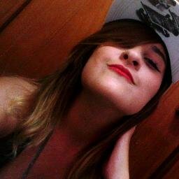 Pernambucana, estudante de psicologia, 21 anos e feliz.