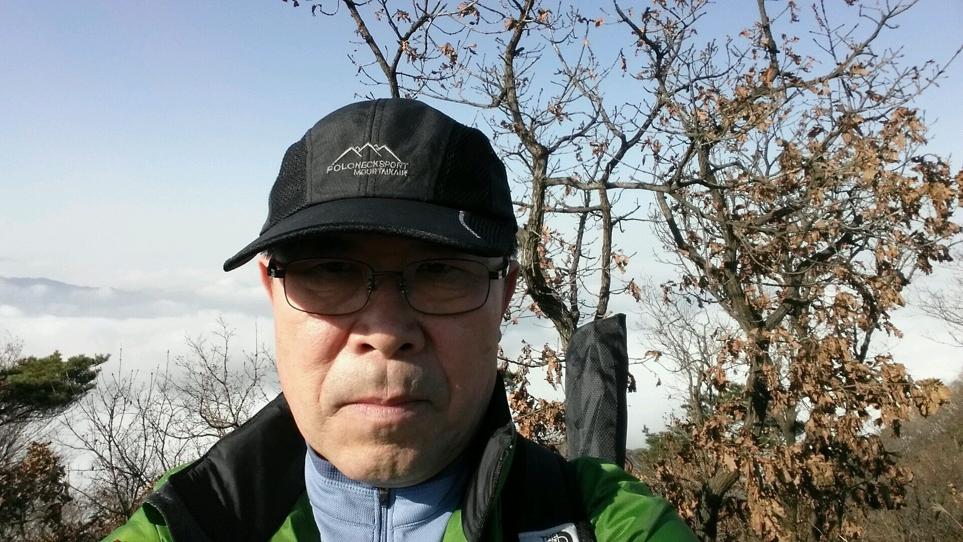 한줄기 흐르는 바람 움켜쥐면 남는건 빈 주먹인걸.....세상은 참으로 간단하다.  빈손으로 왔다 빈손으로 가는것...
