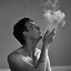 一个人、一根烟 、一杯酒......