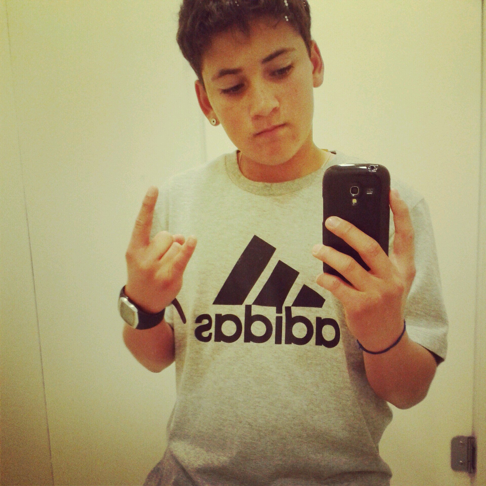 As críticas não me abalam ,e os elogios não me iludem... Sou o que sou,não o que dizem ♫