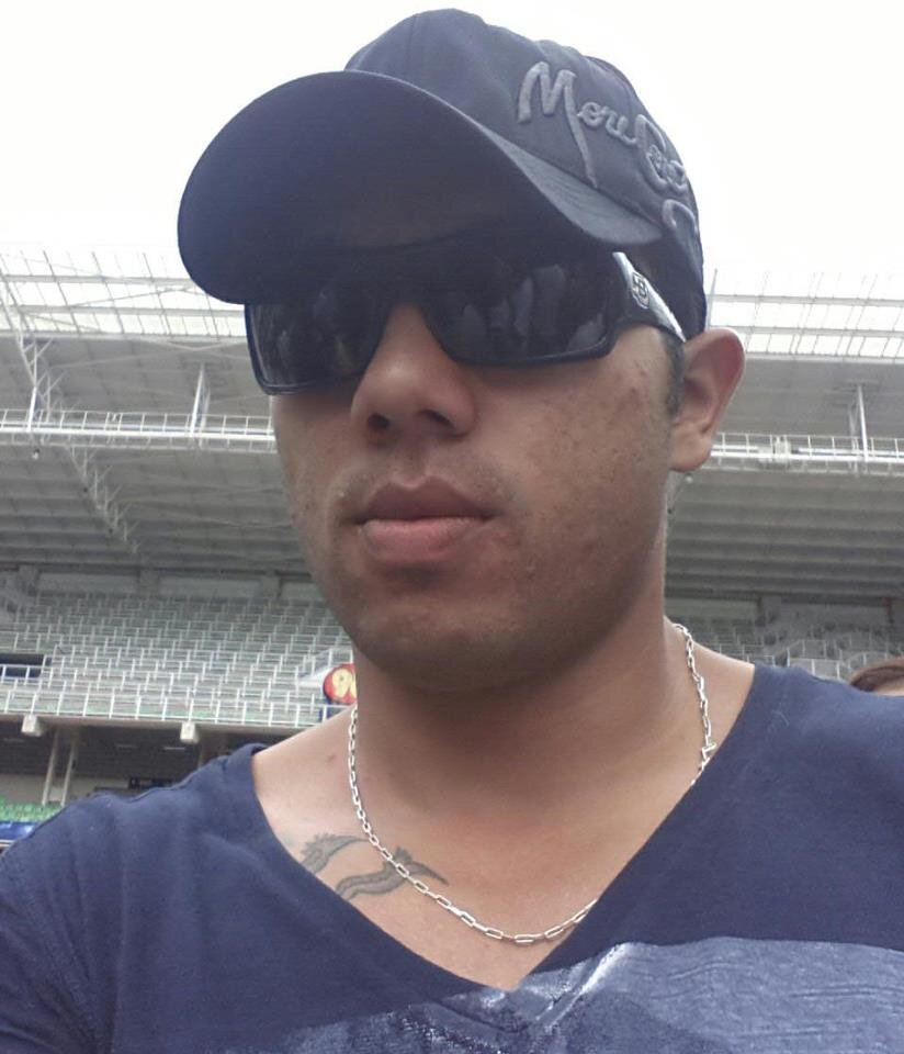 Meu dia-dia é mais tranquilo até o momento em que minha cabeça me leva até você. Minha cabeça me trai, o coração aperta, a atenção esvanece o frio na barriga...