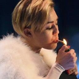Eu prefiro ficar nua na frente das pessoas do que chorar na frente delas, não gosto de domonstrar fraqueza. CYRUS, Miley.