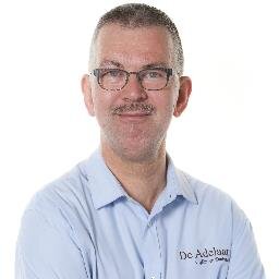 Twee unieke vleugels. 
Als Administratiekantoor scherp in cijfers,
als Taalkundig bureau scherp in tekstanalyse