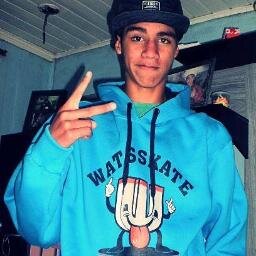 Amo a Deus em primeiro lugar amo minha família,o esporte preferido é futebol,curto anda de skate e etc...Segue Sigo Todos De Volta :3