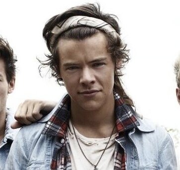 follow the lovely @sarsuz !! found out she is a friend of Harrys & just got a twitter - If u retweet the tweets below, she'll probably notice u more! xx