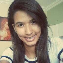 “Se é amor? Sinceramente, não sei. Mas me faz perder o sono, suspirar, me perder em pensamentos e morrer de saudade.”