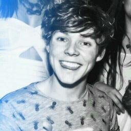Hii Babes.. pls follow @ASHiaRrYsLoLLYs thnxx ;)
