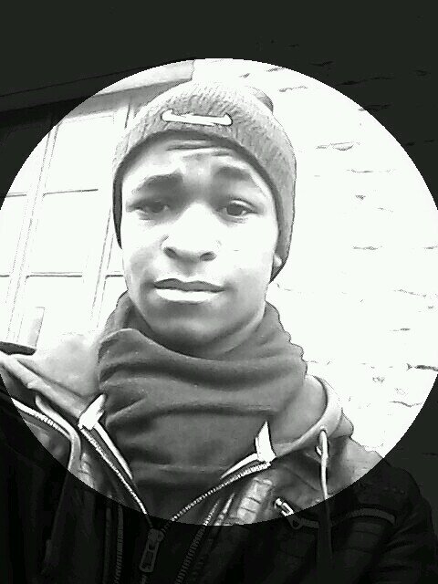 je sui a la rechere d'un producteur ou de quelqin qui puisse m'aider a demaree ma carrier de chanteur rappeur je follow tout les gens qui me follow x)