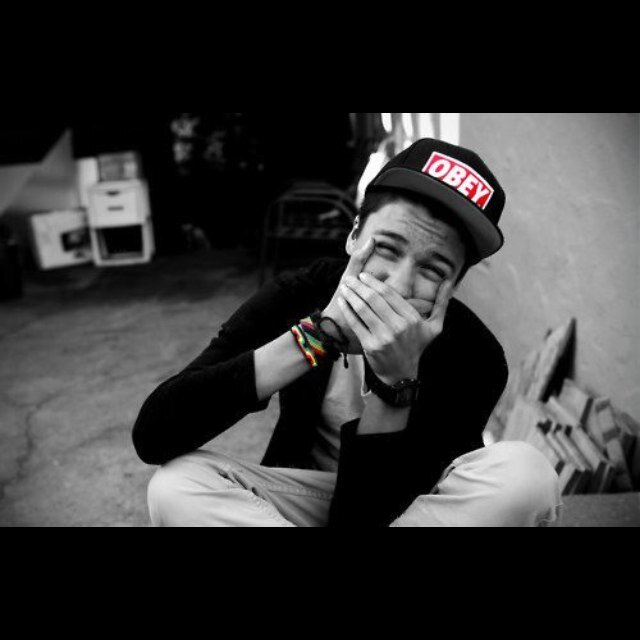 ●●● Acostumbrado a reír llorando. Dándolo todo, recibiendo ni las gracias. Enamorado de su sonrisa y adicto a su mirada. ●●●