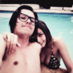 Fã clube dedicado ao baixista e vocalista da banda Restart. Desde: 15.07.10 Dona: @lusantosl_