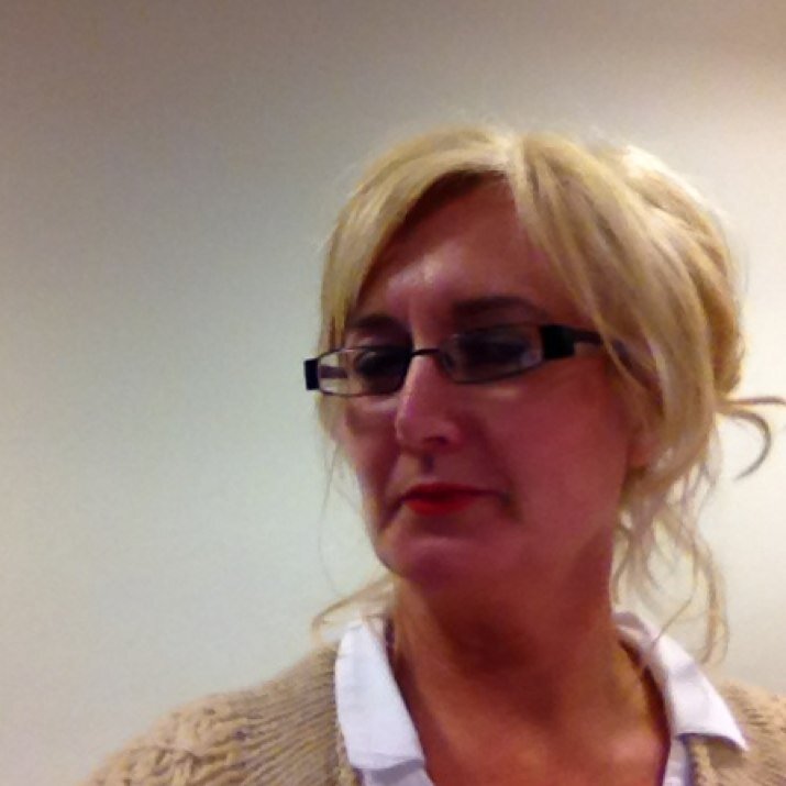 Mum to 3 children loves fashion and shopping current aaffairs andwife to dennis