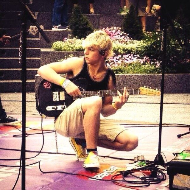 Austin Moon. Vocalist, intrumentalist, dancer, little bit of a songwriter. {Roleplay/Single}