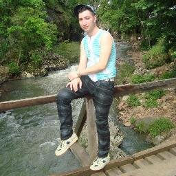 Sou um jovem de 21 anos, mto loko. Umbandista e Batuqueiro assumido e com mto orgulho, amo minha religião.
Sou gay e uma pessoa mto alegre e extrovertido... :p