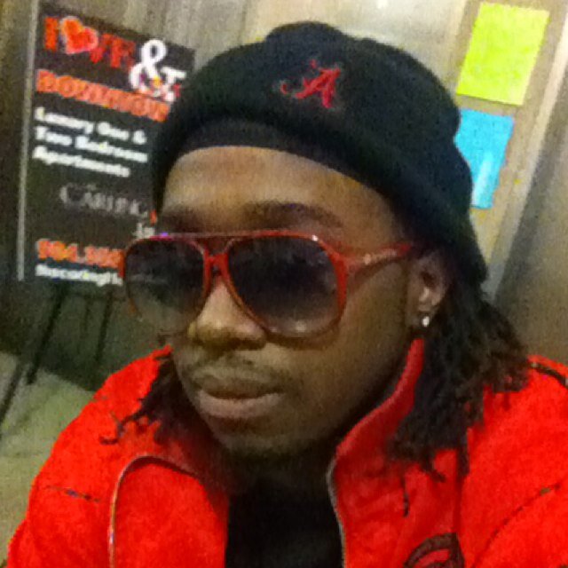 Im jst a kool outgoing guy dat everyone loves to be around....I keep it a 100 n da ladies luv dat shit...Frm da #27 goin LIVE n DUVAL!!!