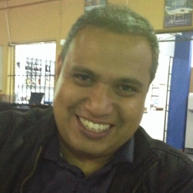 Editor y distribuidor de ediciones en Venezuela. Un convencido de que todos los libros tiene su lectores bajo el brazo, solo hay que buscarlos