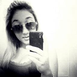  ㅤㅤ ㅤㅤ    * .sou compLicada ,ciumenta dms,   chatta , boba , birrenta , nervosa , sincera , faLo de mais, cheia de #__defeitos & se ñN gostou #__fodase -'-
