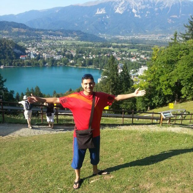 ‏‏أعشق  كرة القدم  متفائل جداً في زمن مليئ بالمفاجأت & أهتم بما يدور من حولي& عاشق للمان يونايتد أحب السياحه والسفر    ( إلا رسول اللّهﷺ )