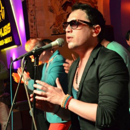 Cantante, compositor y comunicador social venezolano.