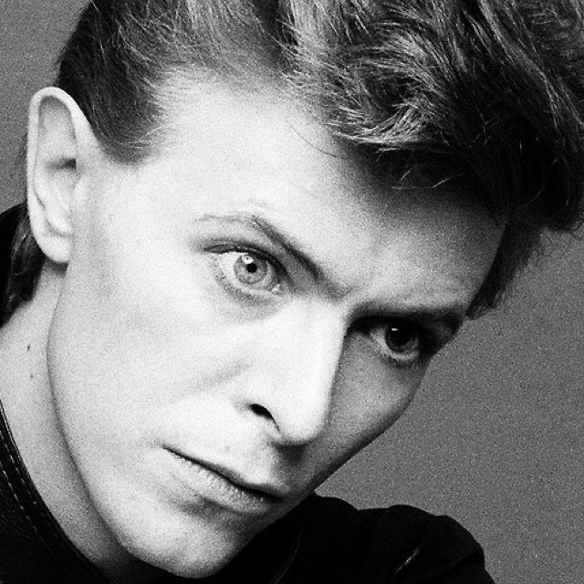 David Bowieの画像をただひたすらツイートするだけのbot。手動のため更新は不定期になります。RT、ふぁぼ感謝です。